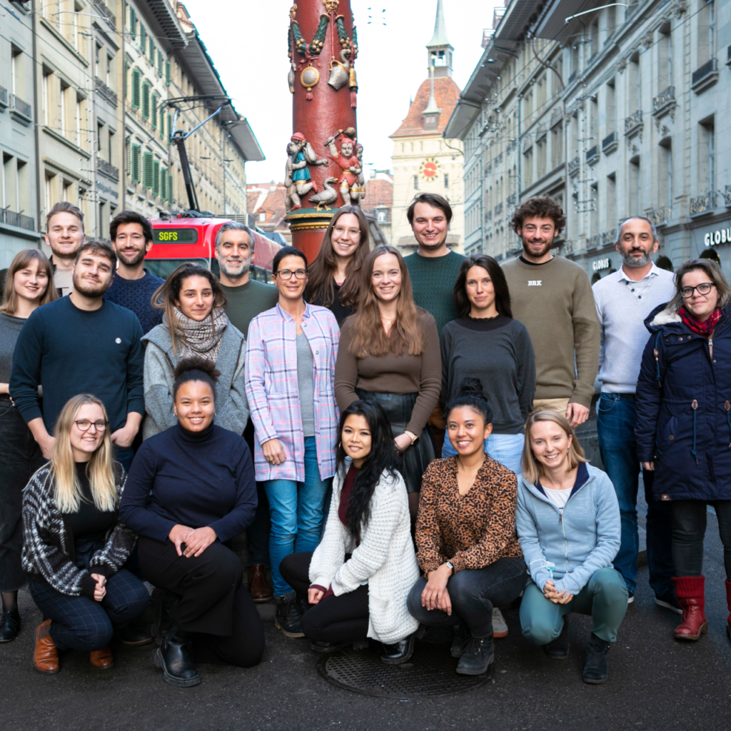 Teamfoto learnFLEX AG vor dem Büro